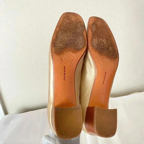Salvatore Ferragamo Gold Emblem Round Toe Block Heel Narrow Size 8.5 - Picture 9 of 9